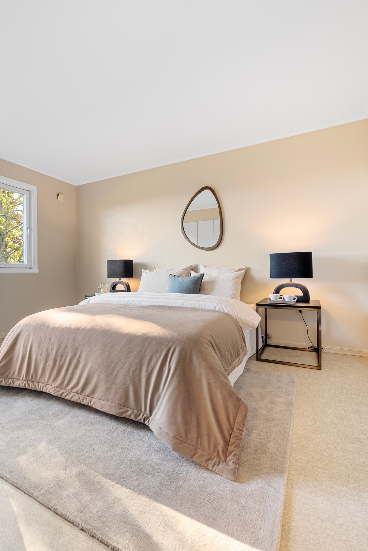 Her har du god plass til dobbeltseng, nattbord og garderobeløsning Galleribilde