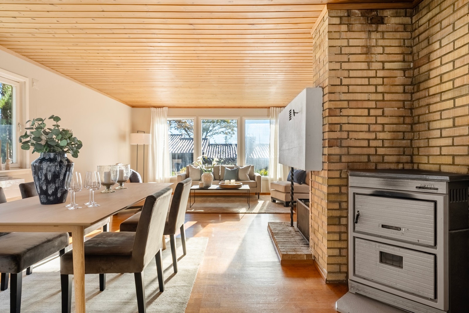 Spisestuen ligger praktisk til i direkte tilknytning til kjøkkenet Galleribilde