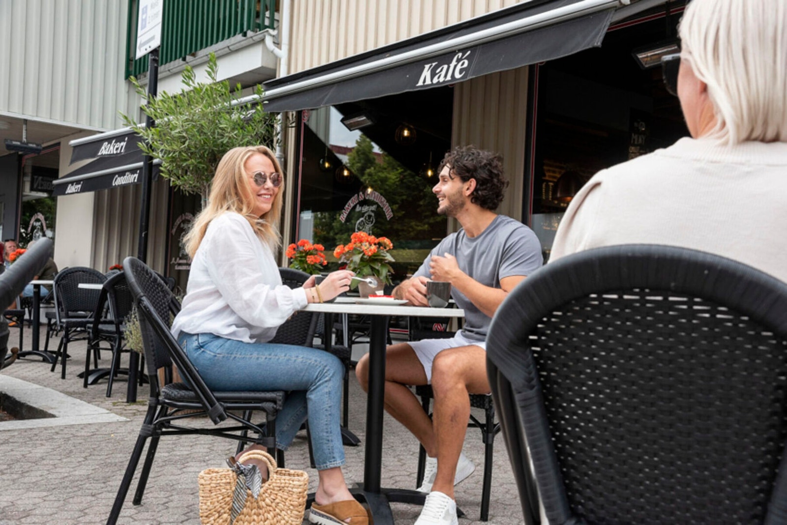 Koselig cafèliv i byen Galleribilde