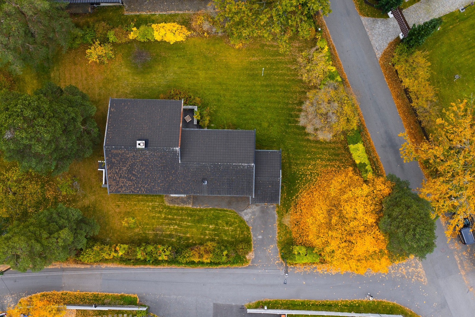 Eiendommen sett fra drone Galleribilde