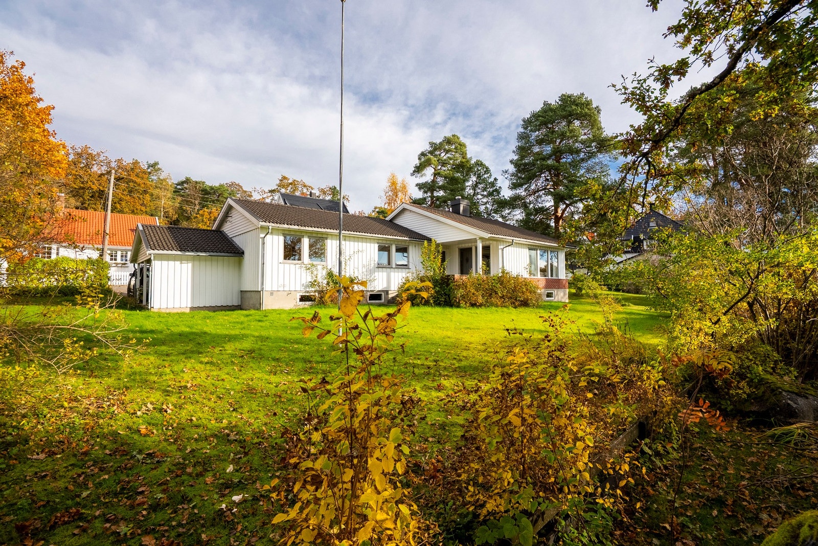 Her kan barna leke trygt i hagen Galleribilde