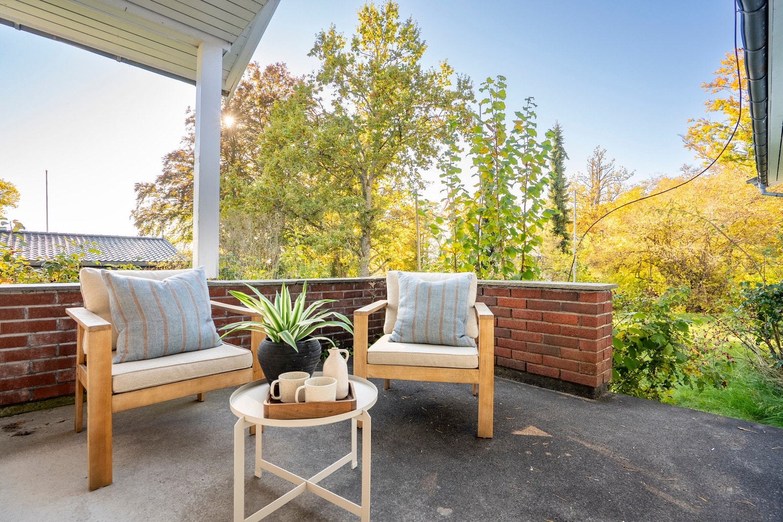 Her kan man nyte uteliv i flotte omgivelser. Det er nedgang til den fine barnevennlige hagen Galleribilde