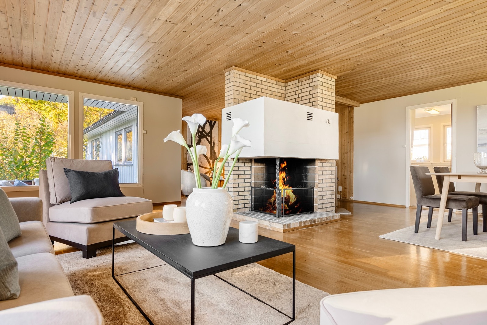 Med åpen peis som sikrer godt med varme på kalde dager Galleribilde