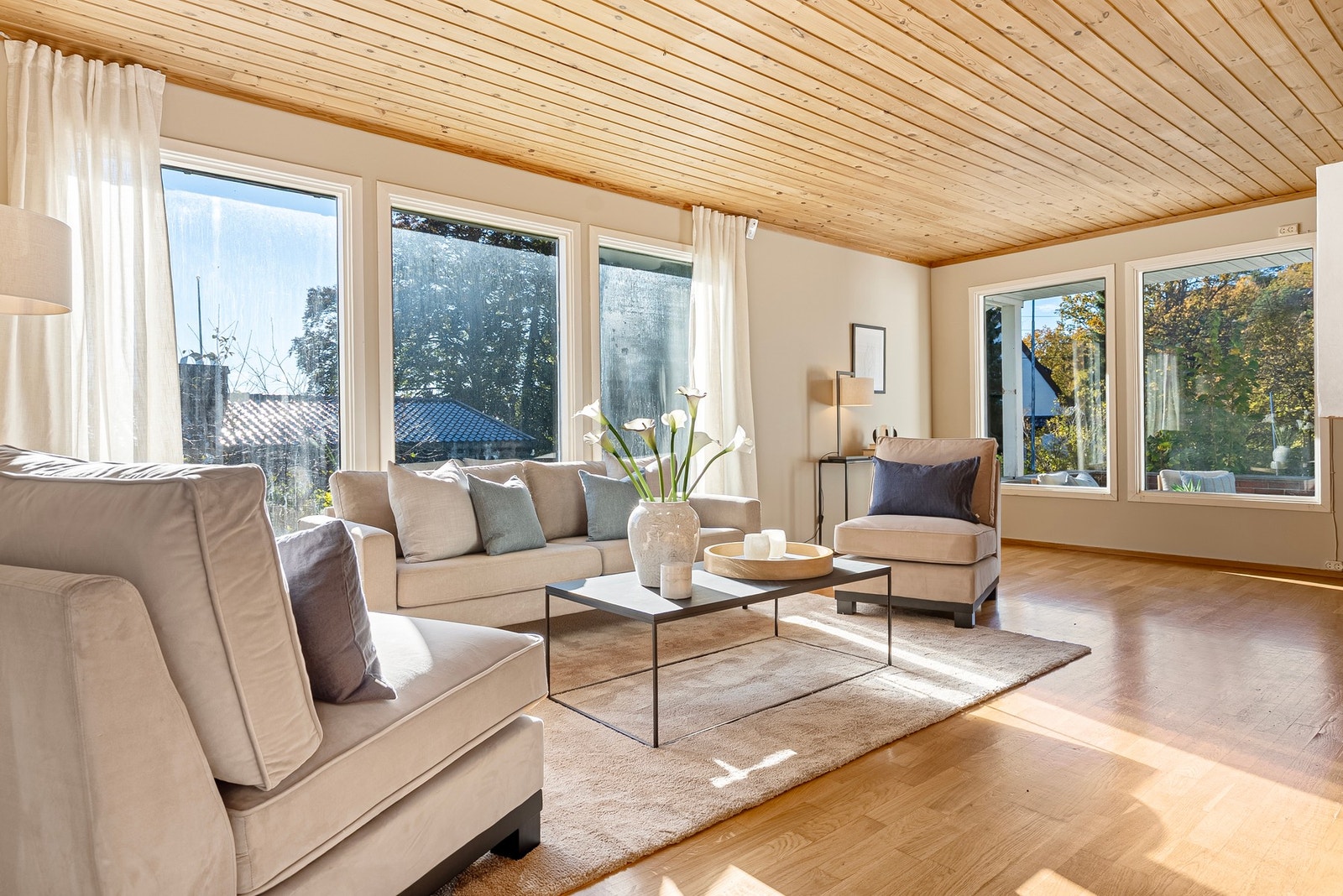 Boligens hjerte - en innbydende stue med plass til både avslapning og sosiale lag Galleribilde