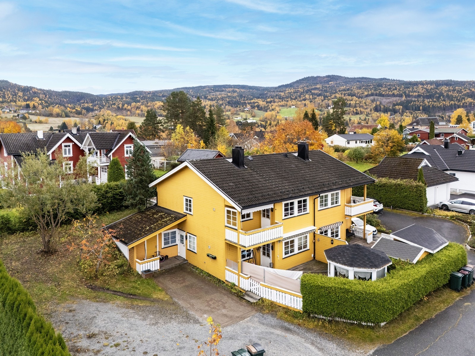 Det medfølger en utvendig sportsbod. I tillegg disponerer leiligheten en parkeringsplass. Galleribilde