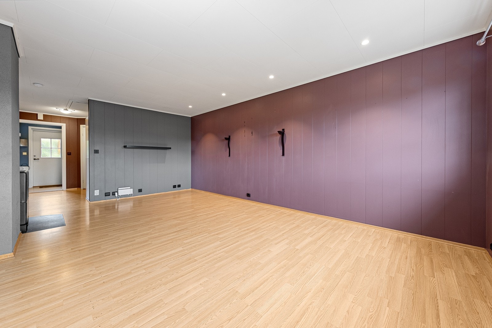 Stuen har laminat på gulv og veggene har malte plater. Galleribilde