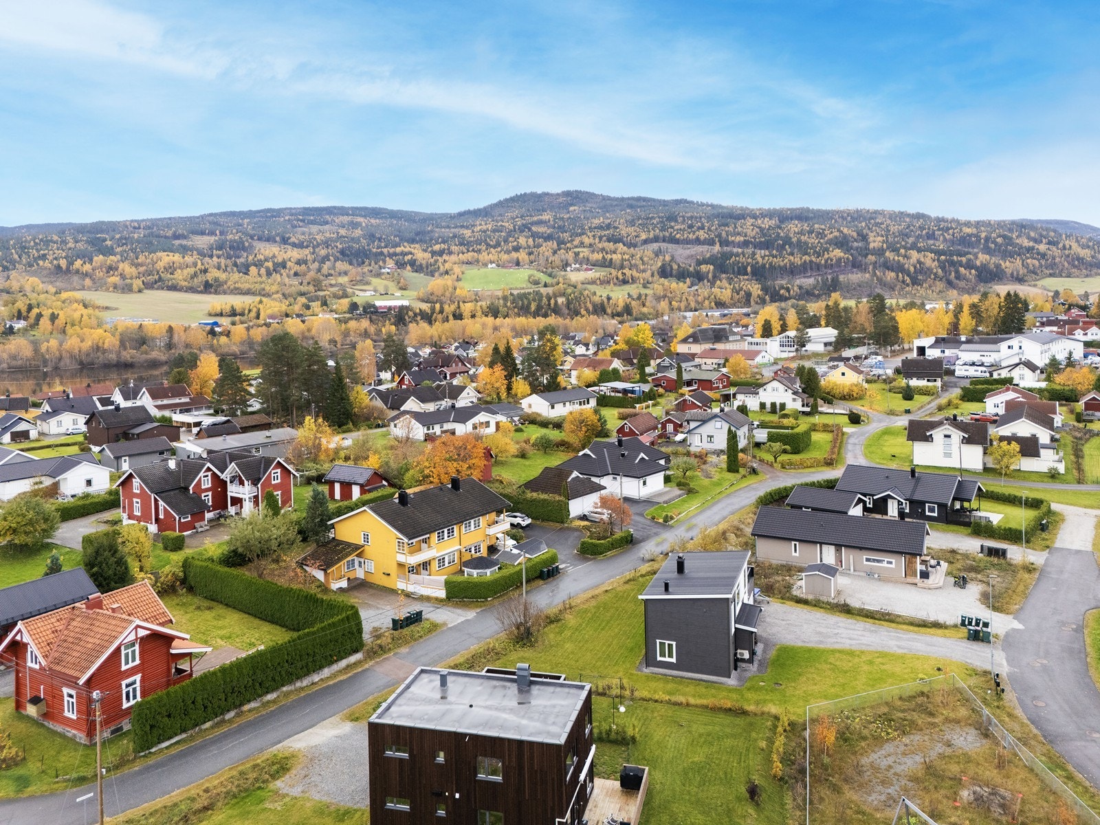 Det er kun ca. 7 minutter med bil til Åmot sentrum som byr på et variert utvalg av servicetilbud. Åmotsenteret huser både dagligvare, apotek, kafé, sportsbutikker, interiør og klær. Galleribilde