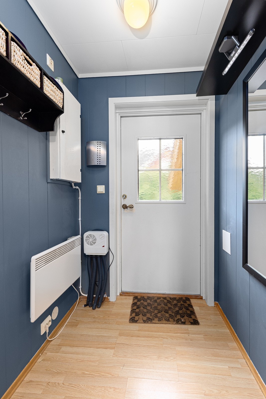 Velkommen inn i en praktisk entré med rom for både yttertøy og sko. Galleribilde