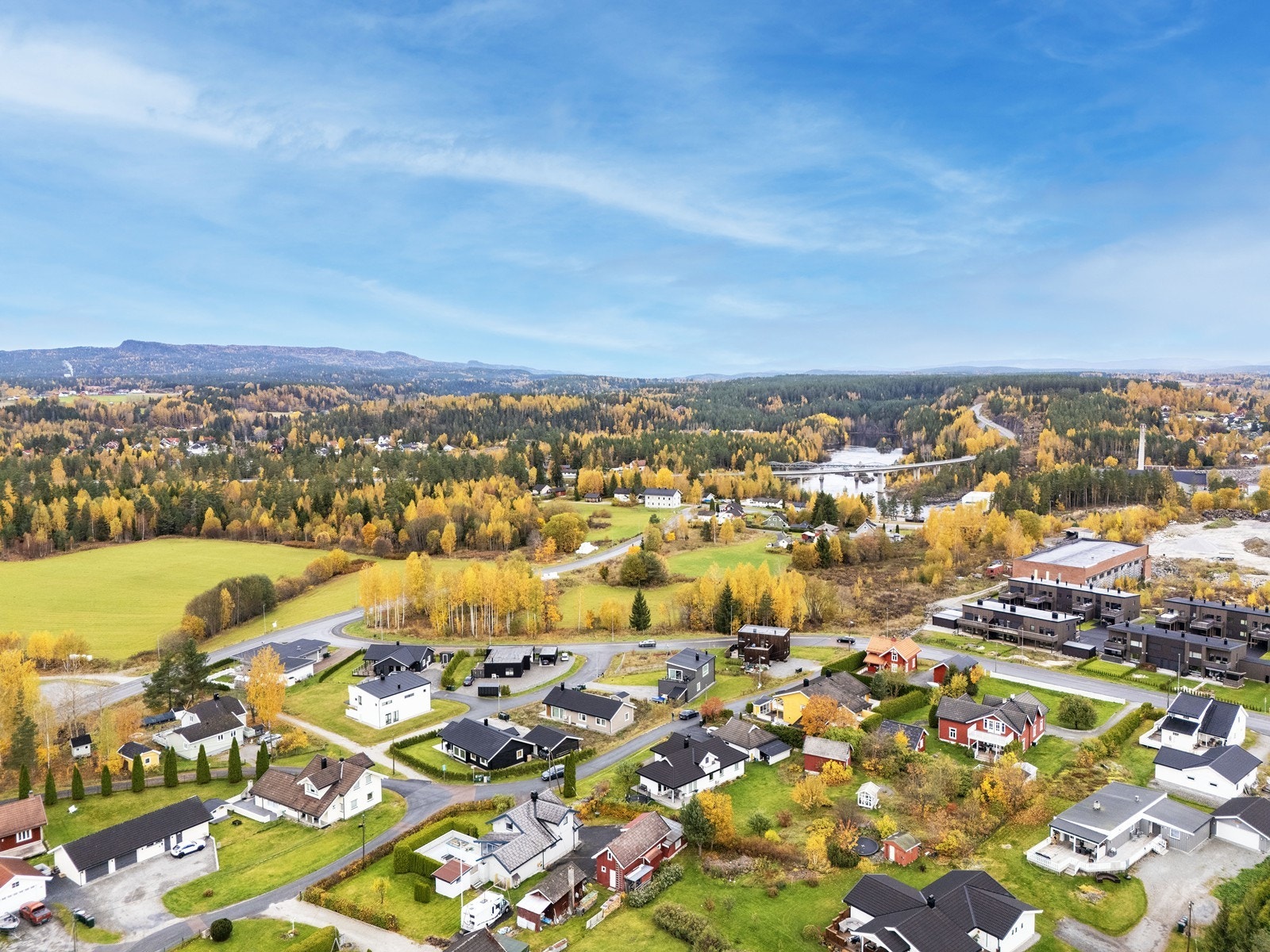 Fra eiendommen tar det ca. 20 minutter til Hokksund, ca. 40 minutter til Drammen og Hønefoss med bil. Enkel tilgang til de samme områdene med offentlig kommunikasjon fra Åmot bussterminal. Galleribilde