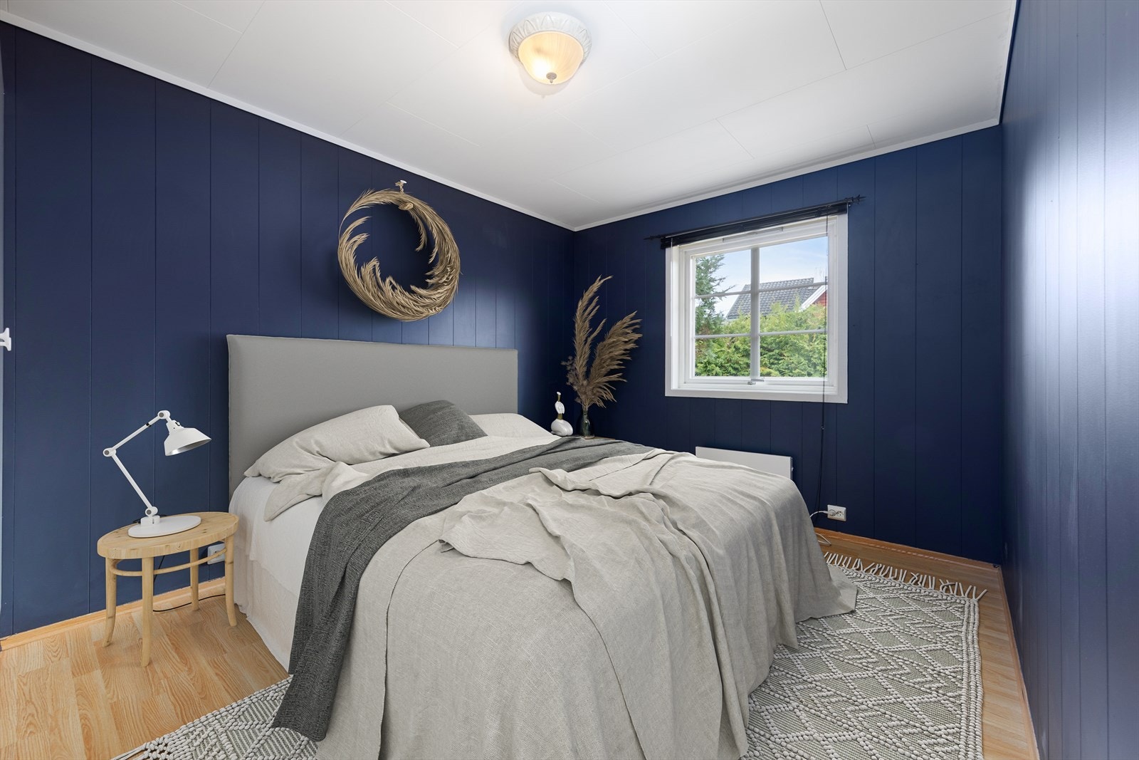 Hovedsoverommet har plass til dobbeltseng, nattbord og garderobeløsning (digital styling). Galleribilde