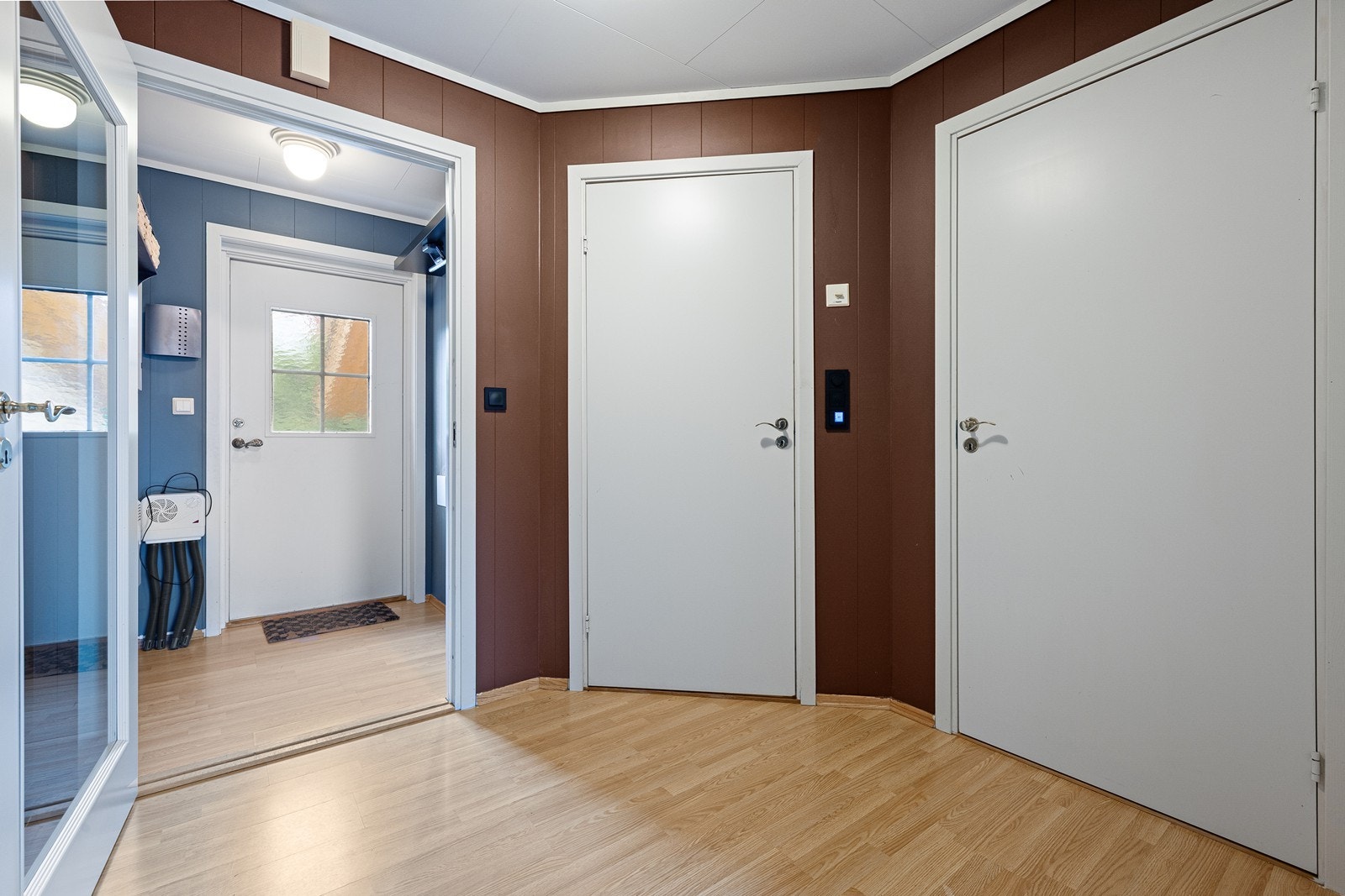 Fra gangen går man videre inn til en åpen stue/kjøkken løsning. Galleribilde