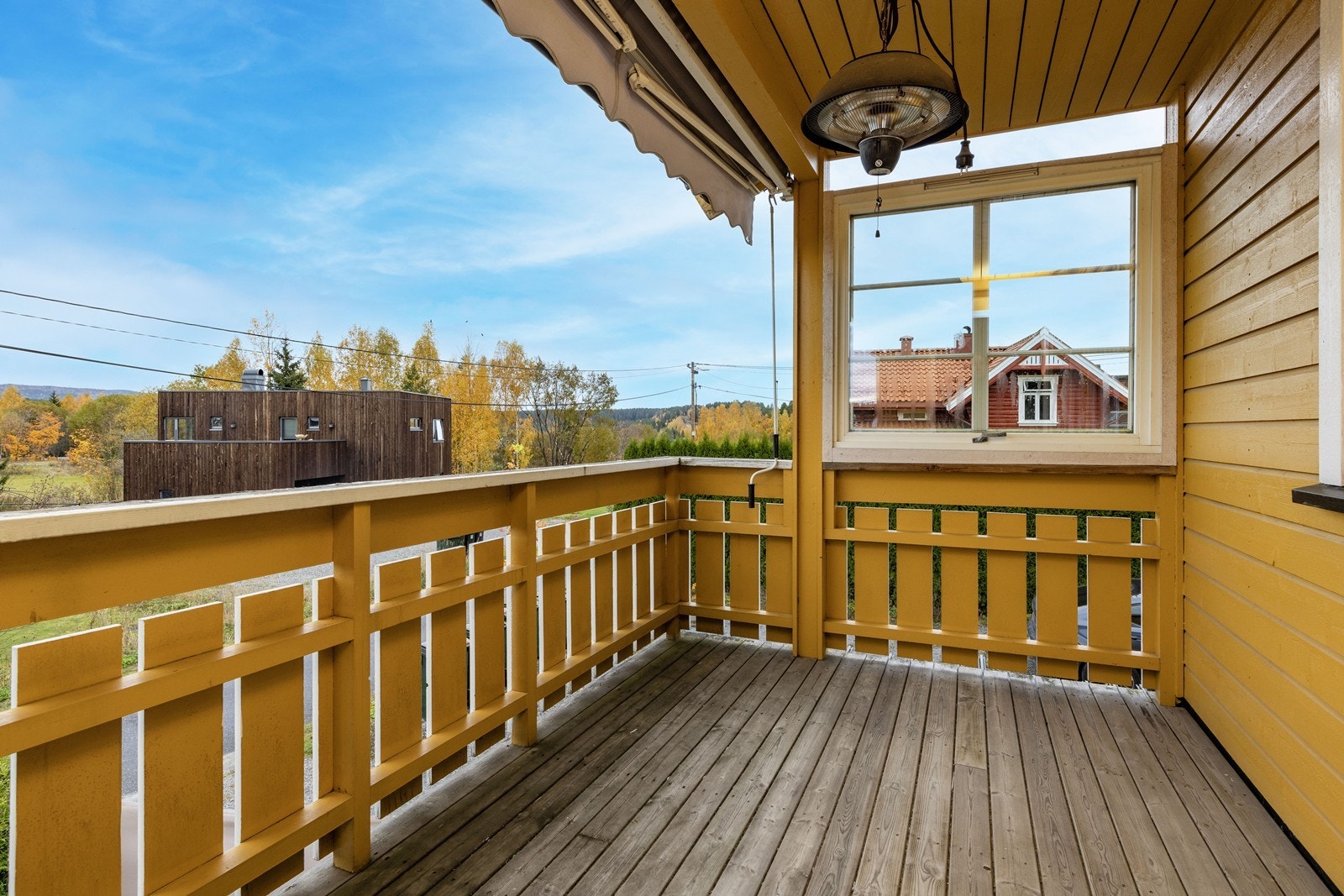 Terrassen er delvis skjermet med vindu som reduserer vind og gir en mer behagelig uteplass. Galleribilde