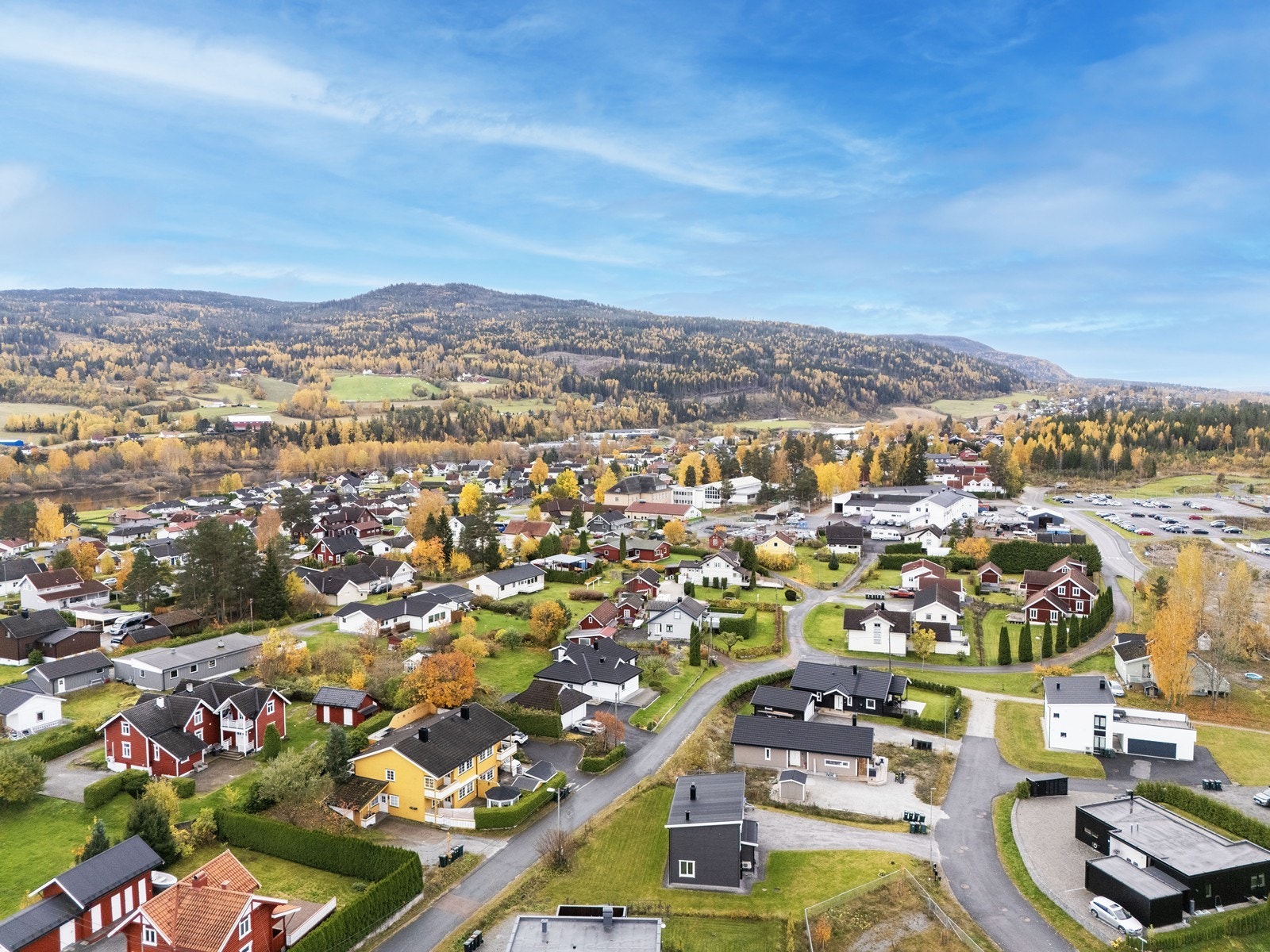 Fra eiendommen er det kort vei til flere barnehager, samt gangavstand til Stalsberg barneskole. Fin sykkelavstand på ca. 4,4 km. til Søndre Modum ungdomsskole og Buskerud VGS, som begge er lokalisert i Åmot sentrum. Galleribilde