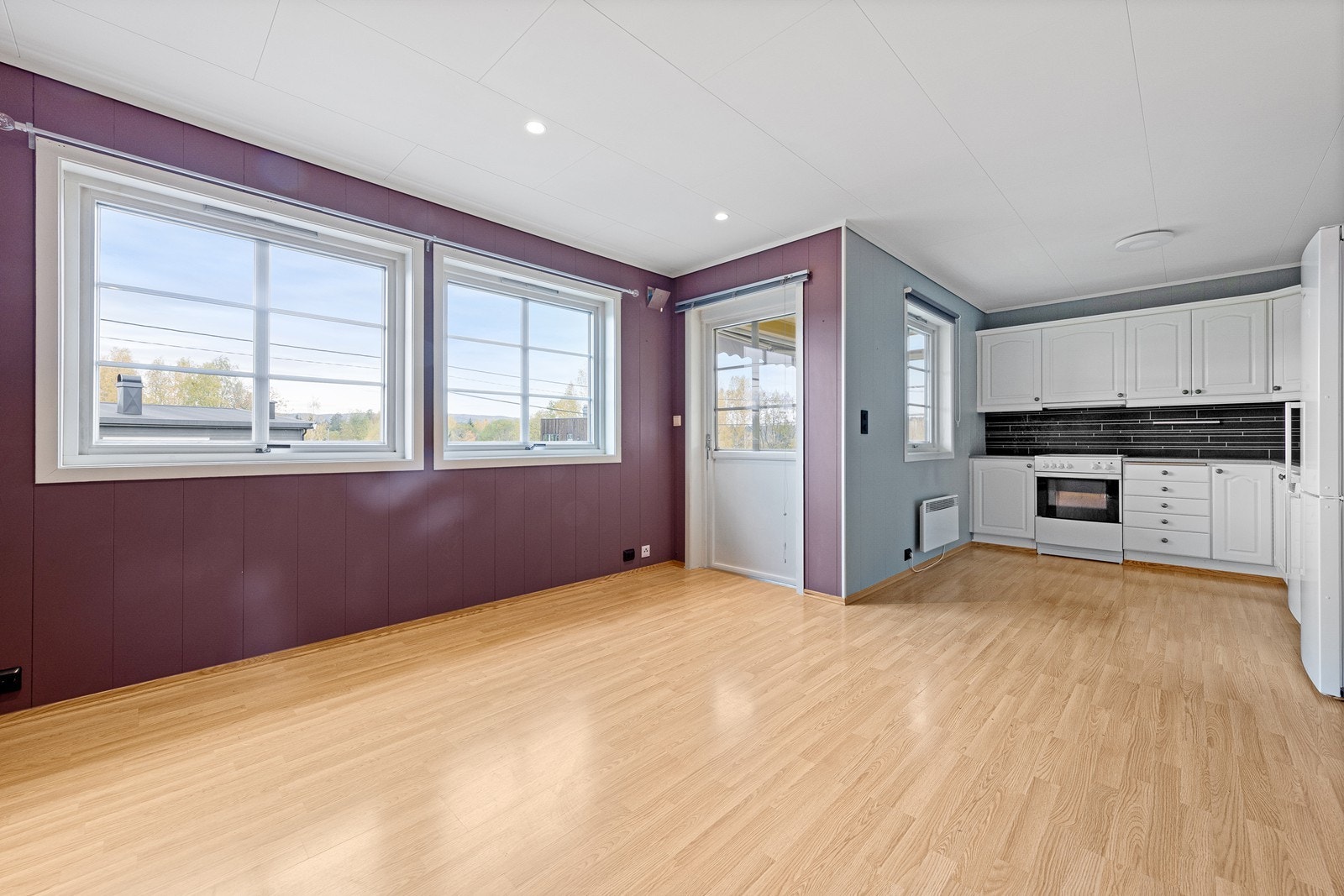 Vinduene slipper inn godt med naturlig lys, som gir rommet en luftig og åpen følelse. Galleribilde