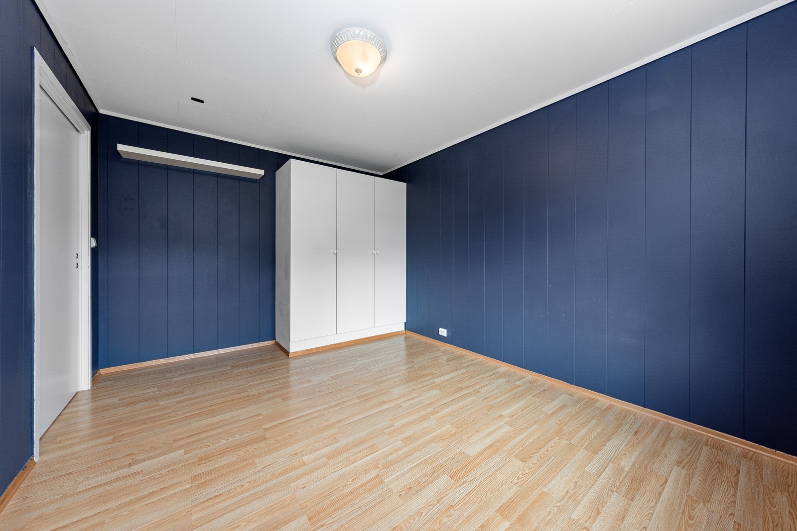 På begge soverommene er det laminat på gulvet og veggene har malte plater. Galleribilde