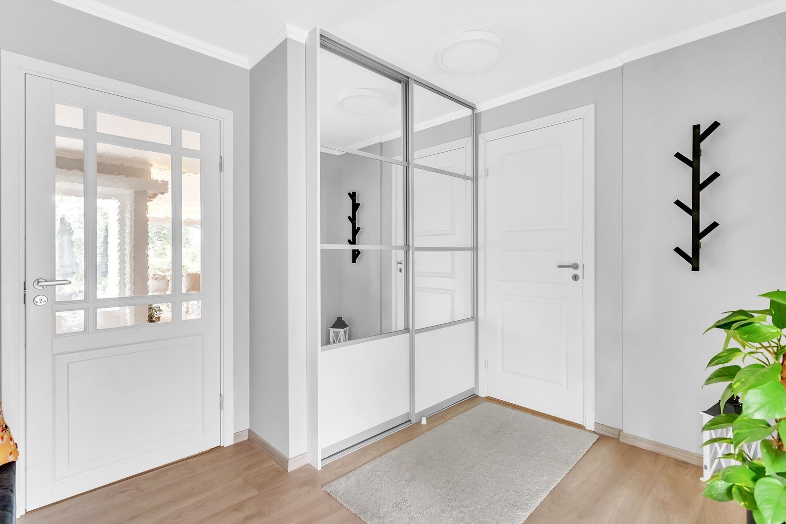 I gangen er det plass til å henge fra seg yttertøy i garderobeskap. Galleribilde
