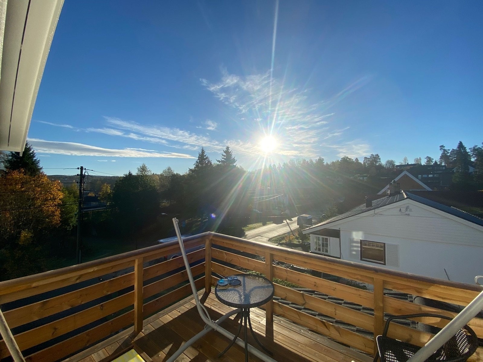 Herfra er det videre utgang til en hyggelig balkong på 13 m². Galleribilde