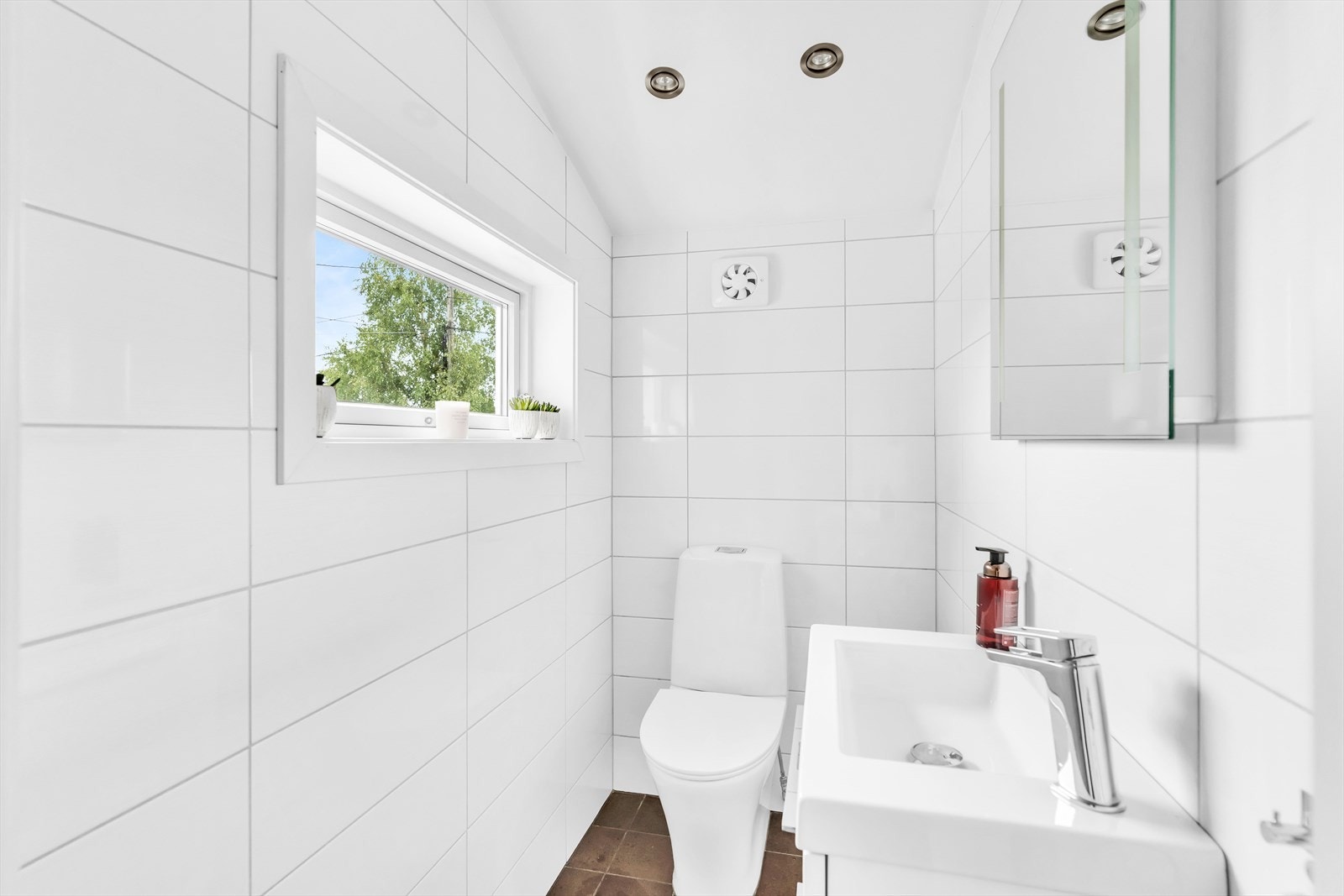 Separat toalettrom fra gangen med flis på gulv og flis på vegger. Det er downlights og malt overflate i himling. Rommet er utstyrt med wc, mekanisk avtrekk, servantskap og servant. Det er gulvvarme i rommet. Galleribilde