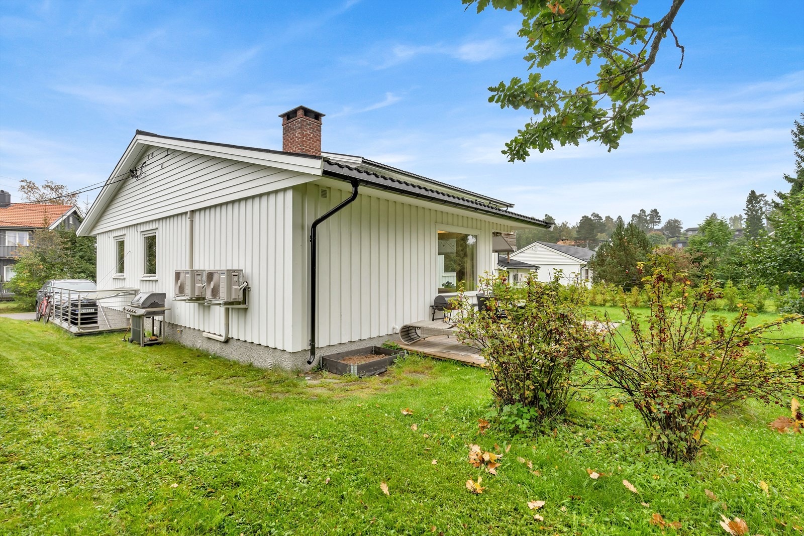 Eiendommen har en stor og lettstelt hage. Galleribilde