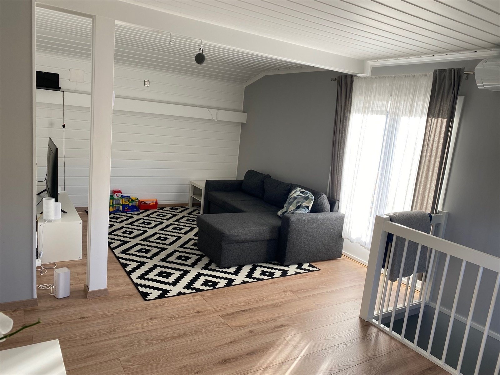Etasjen rommer stue, kjøkken, bad, to soverom og et kontor. I stuen er det plass til sofa, tv-bord og spisegruppe. Galleribilde