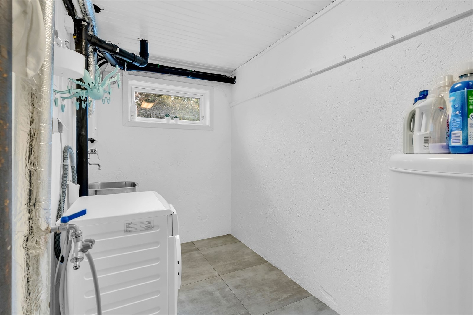 I kjelleren er det tilgang til et vaskerom med flis på gulvet med gulvvarme. Rommet er utstyrt med bereder, mekanisk avtrekk, opplegg for vaskemaskin, skyllekum og stoppekran. Galleribilde