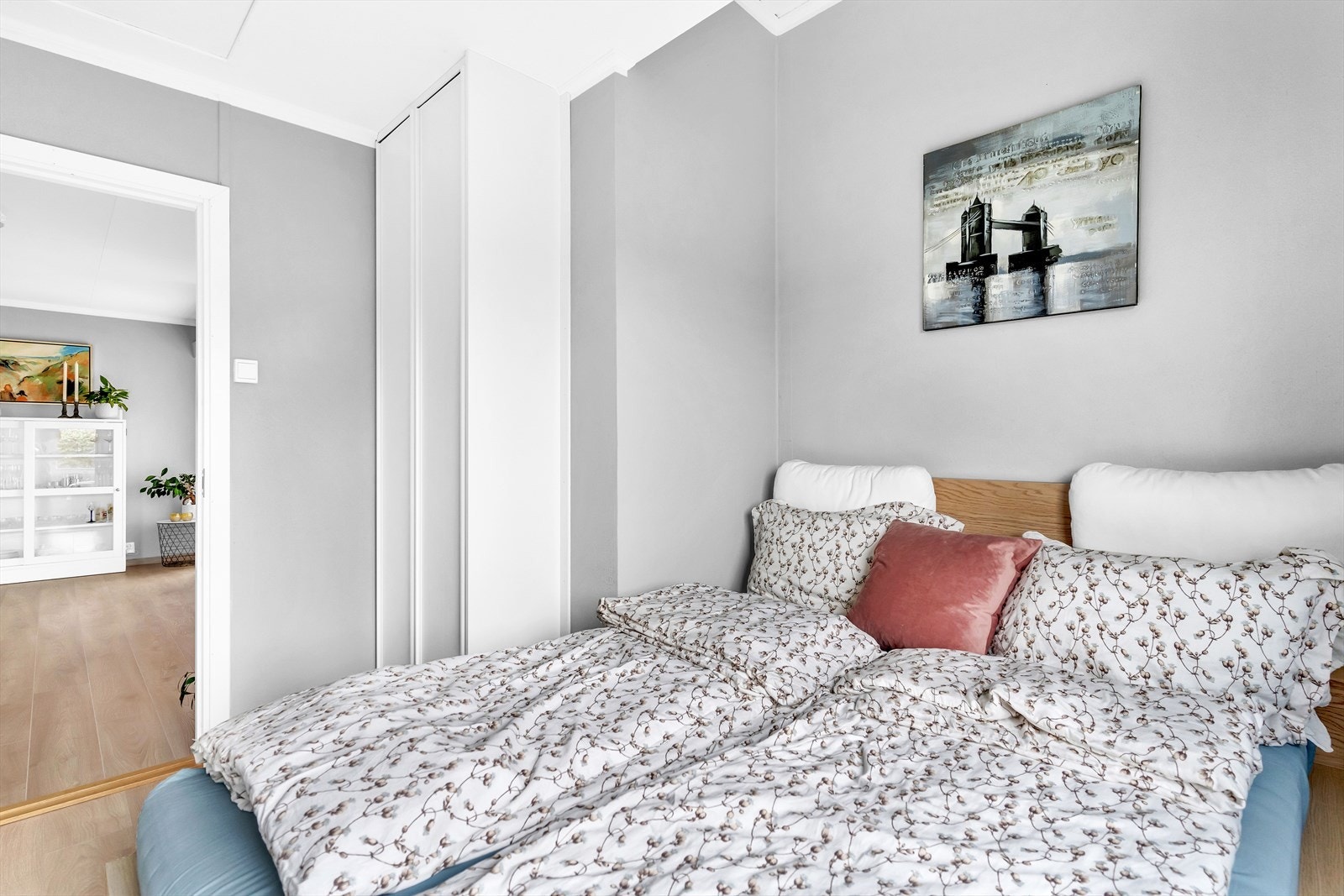 Rommene har laminat på gulv samt malte overflate på vegger og takess i himling. Galleribilde