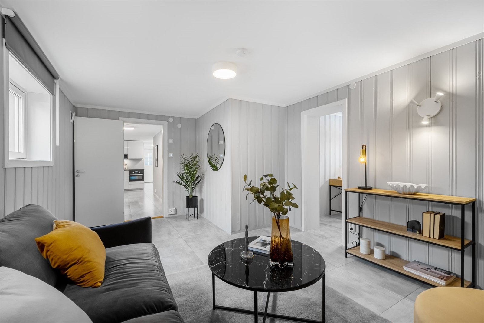Det er plass til sofa, tv-bord og spisegruppe. Galleribilde