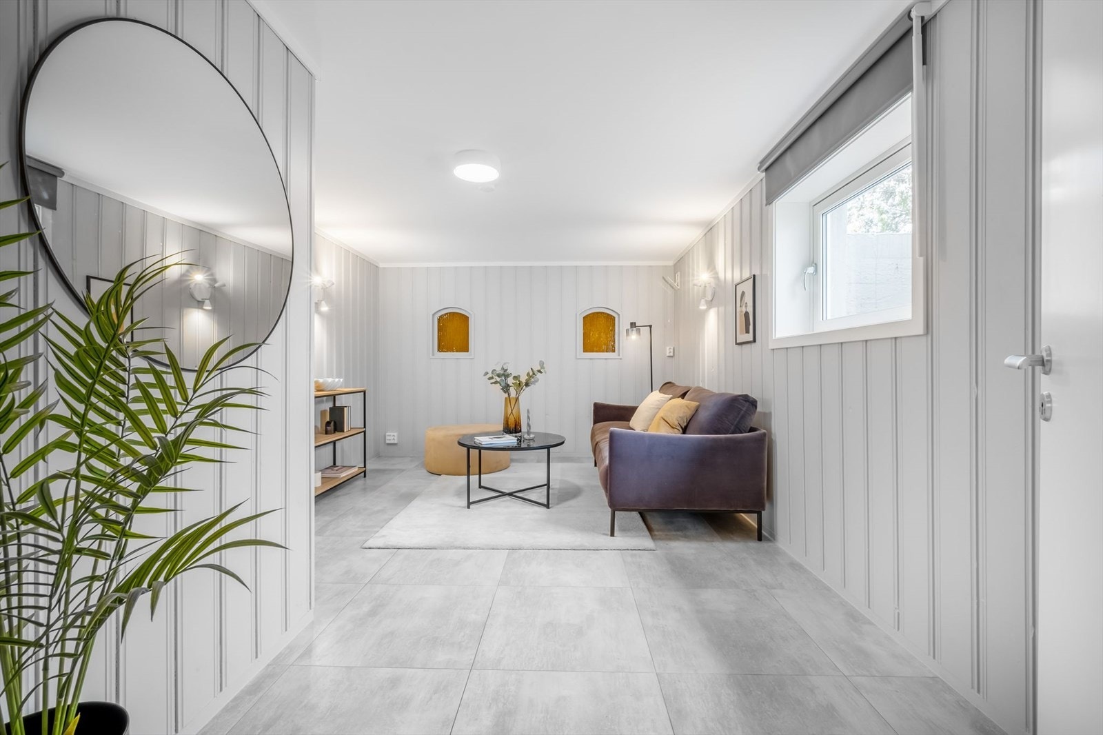 Etasjen har en stue. Rommet har fliser på gulv med gulvvarme, samt malt panel på vegger og i himling. Galleribilde