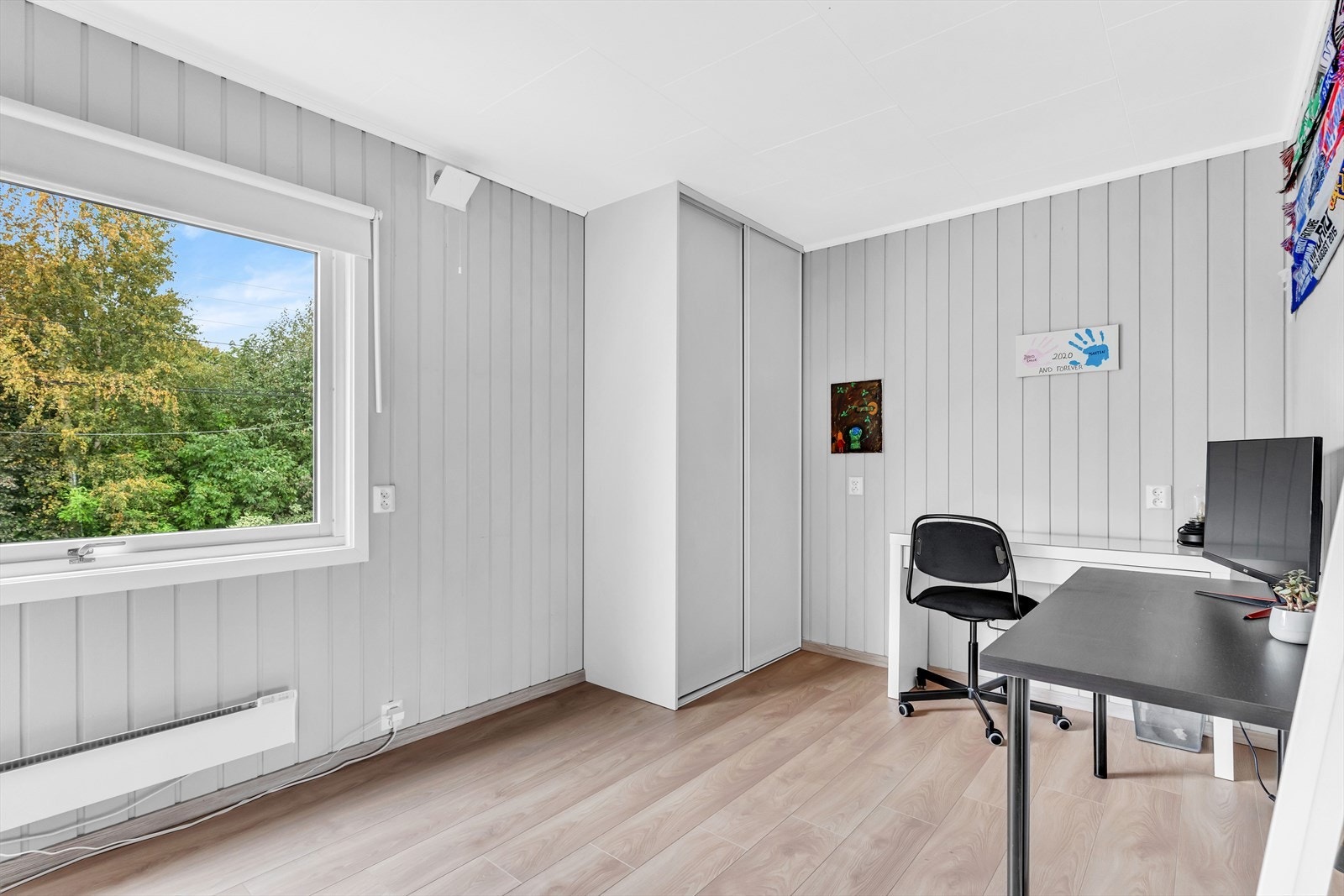 To av rommene har skyvedørsgarderobe, og det tredje har garderobeskap. Galleribilde