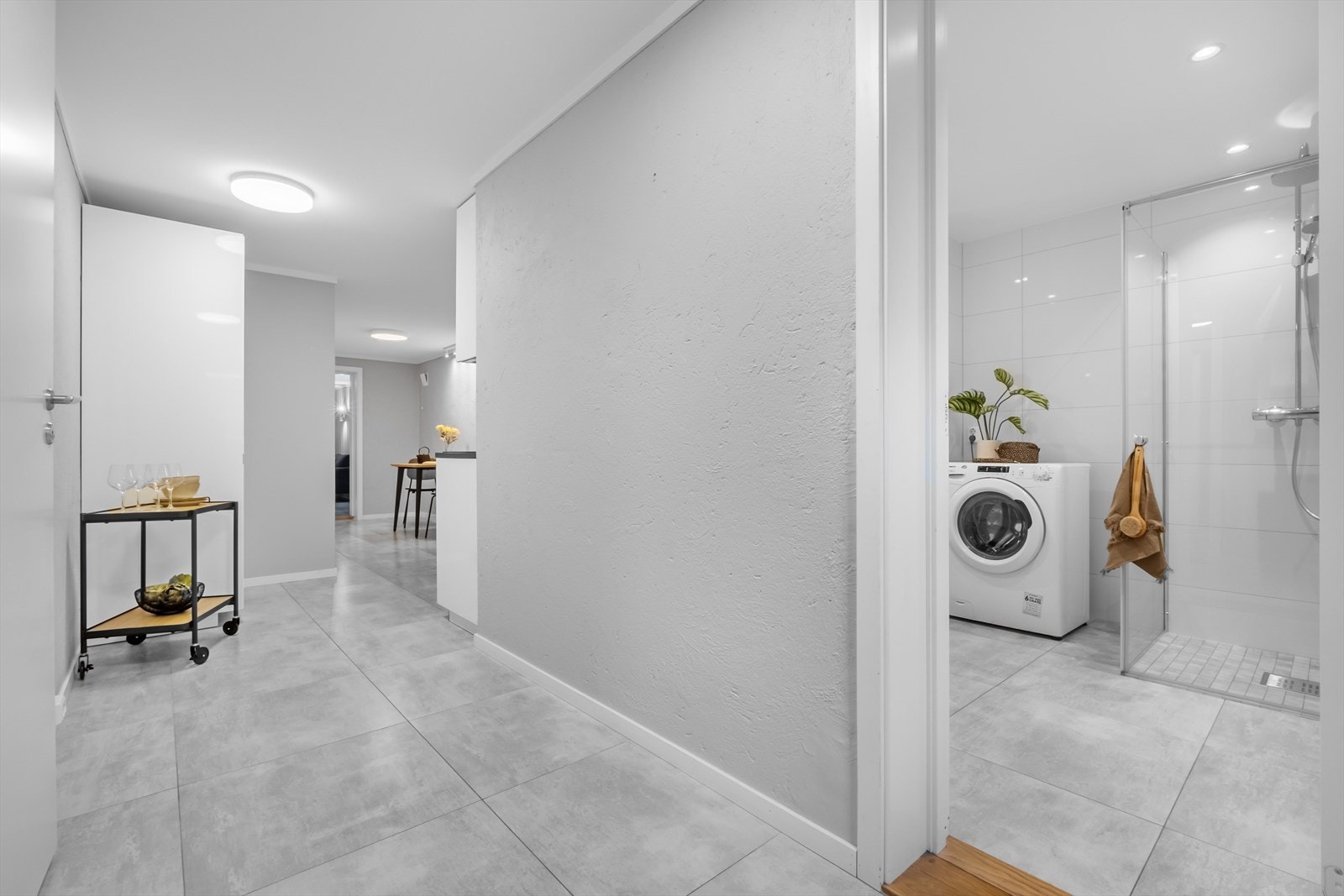 Entréen har flis på gulv samt malte overflater på vegger og i himling. Galleribilde