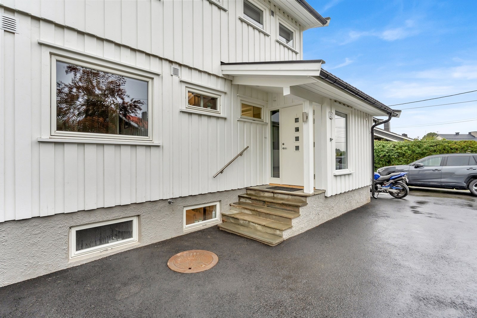 Dette er en spennende eiendommen bestående av en hel tomannsbolig samt stor hage. Galleribilde