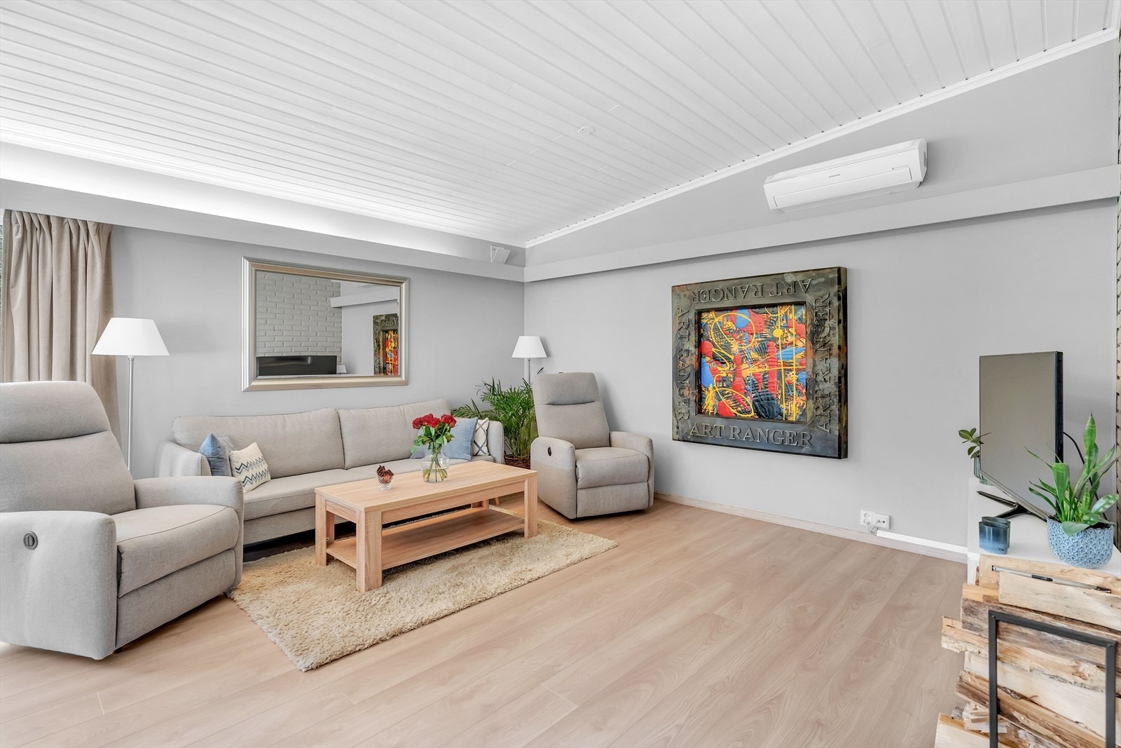 Rommet har laminat på gulv og malt overflate på vegger. Det er takess, malte overflater og malt panel i himlingen. Galleribilde