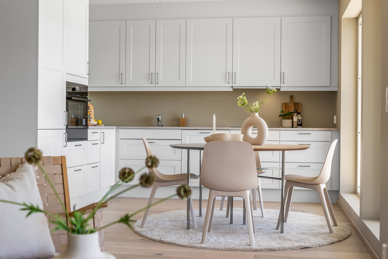 Takhøyt kjøkkeninnredning med integrert hvitevarer Galleribilde