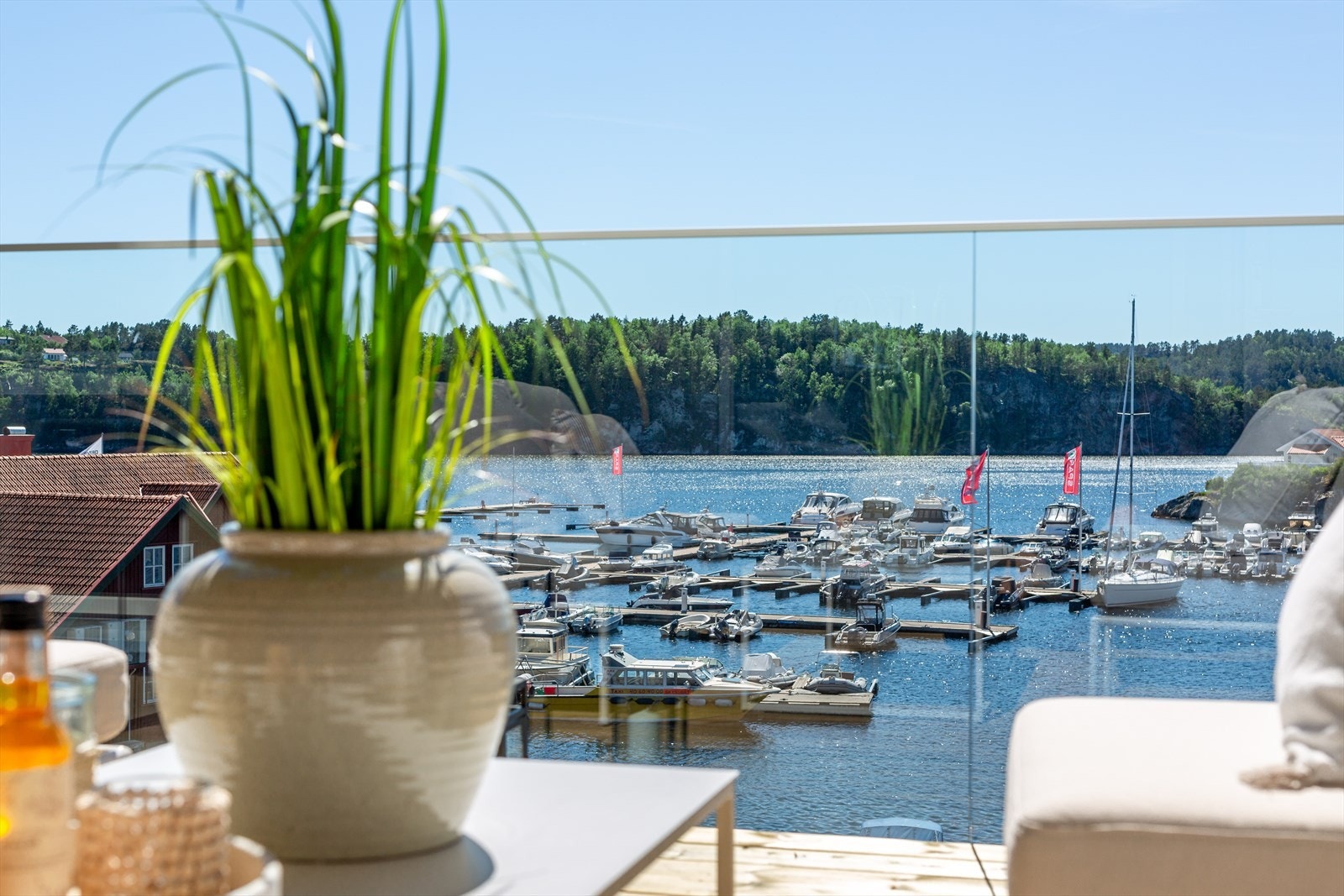 Meget solrik balkong med nydelig utsikt over havna Galleribilde
