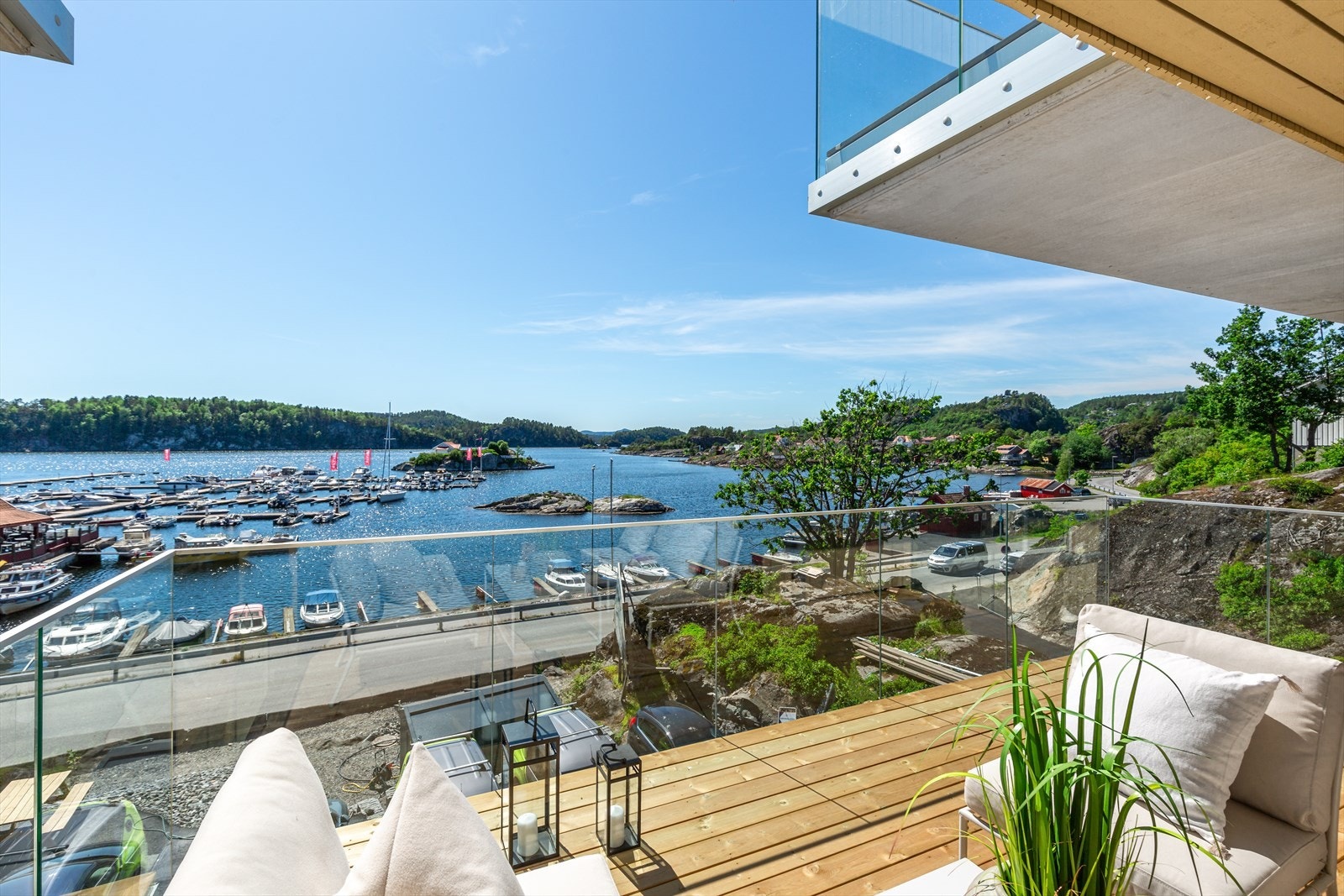 Meget solrik balkong med nydelig utsikt Galleribilde