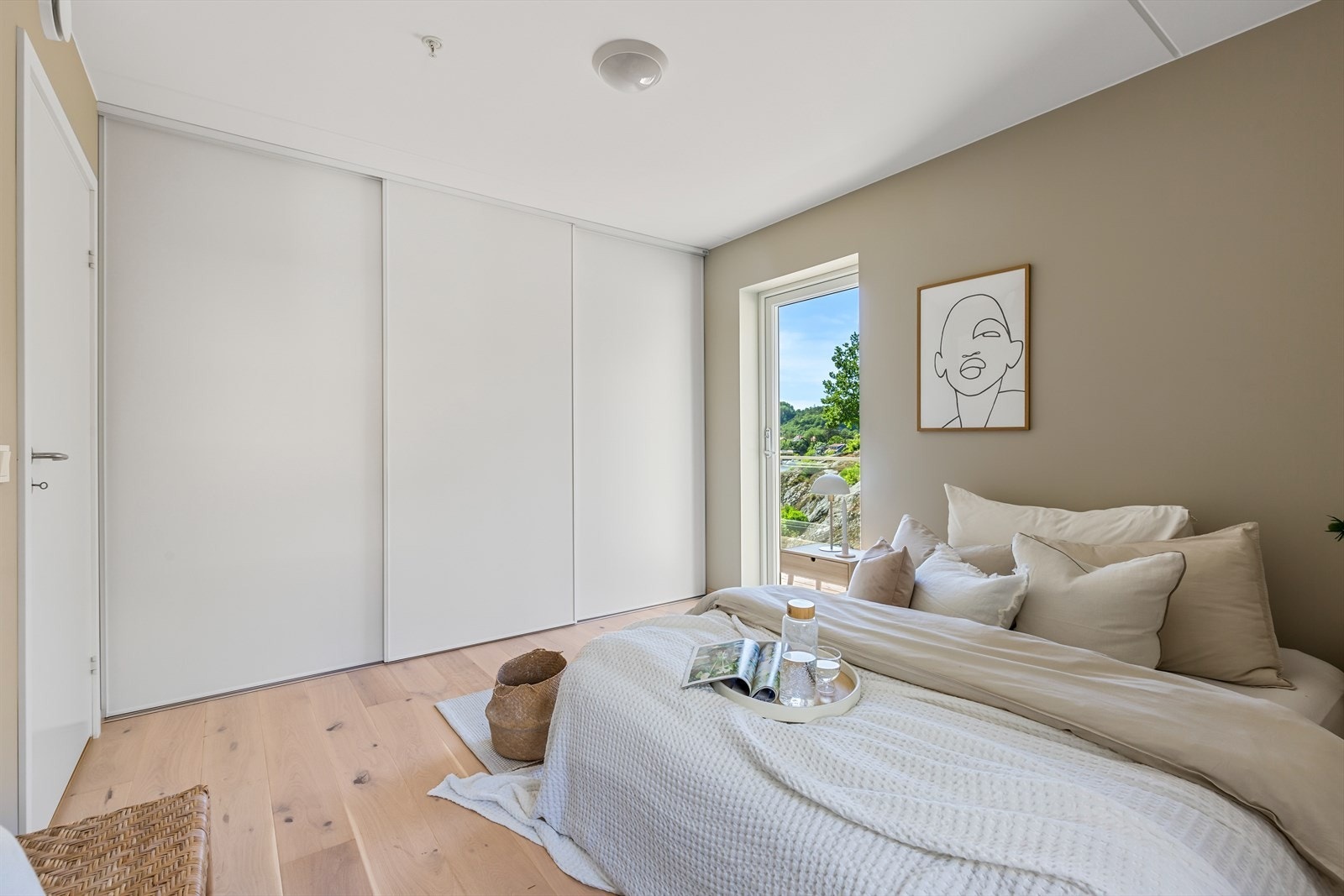 Skyvedørsgarderobe på soverom med utg. nordvendt balkong Galleribilde