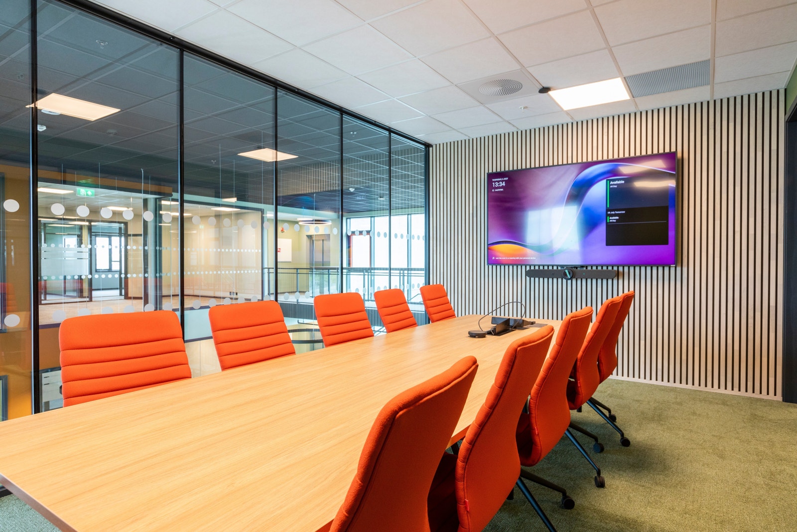 Møterom tll felles bruk. 1 større med plass til 10 deltagre, og 1 mindre med plass til 6 deltakere. Begge møterom har moderne tekniske fasiliteter. Galleribilde