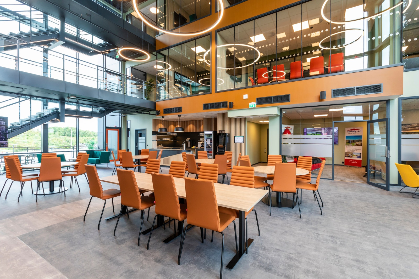 Hjertet av Teknobygget gir muligheter for flerbruk i form av møter/samlinger/arrangement.
Teknobygget er utstyrt med moderne tekniske løsninger. Galleribilde