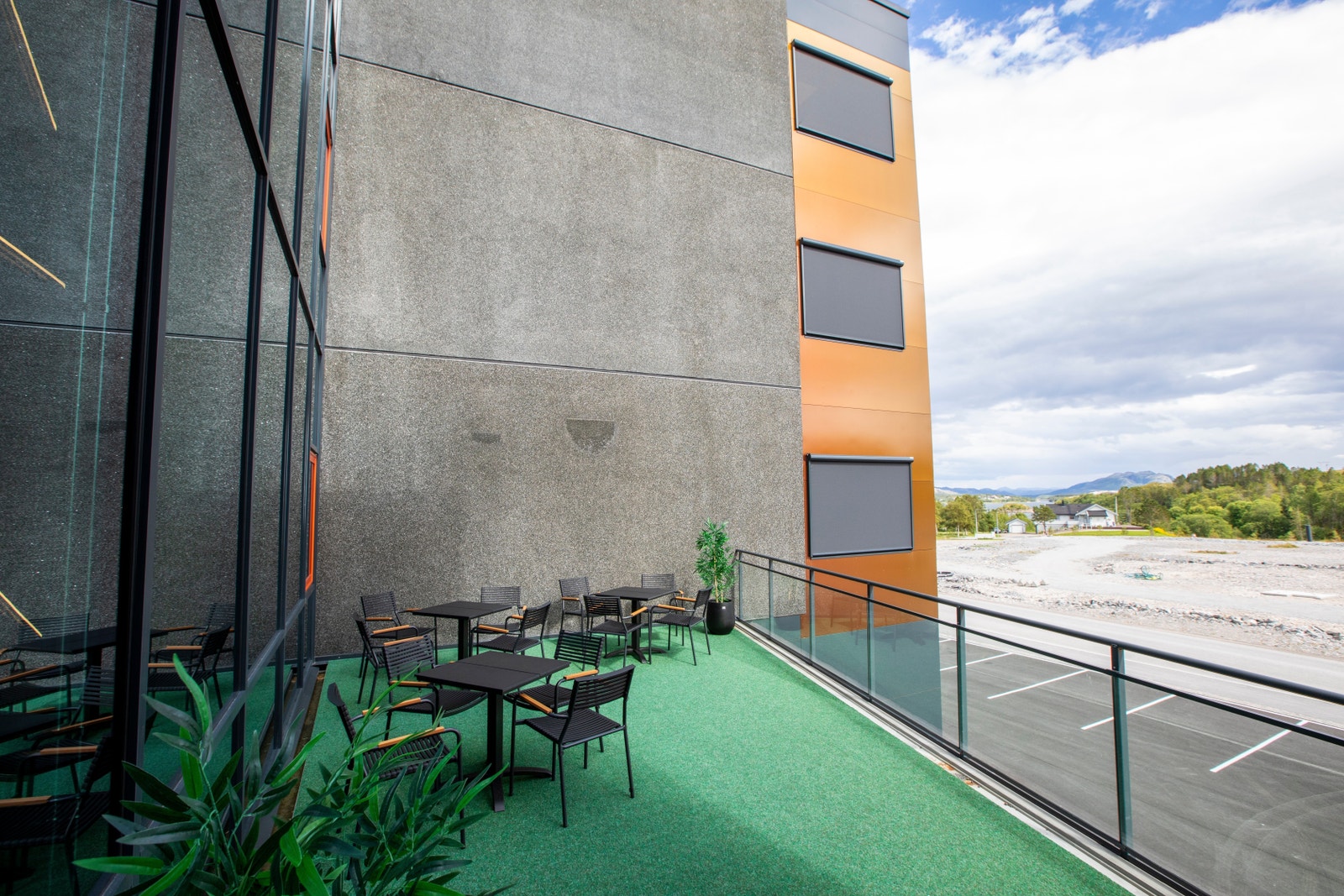 Balkong med sitteplasser. Flott å kunne nyte lunsjen ute i sola! Galleribilde