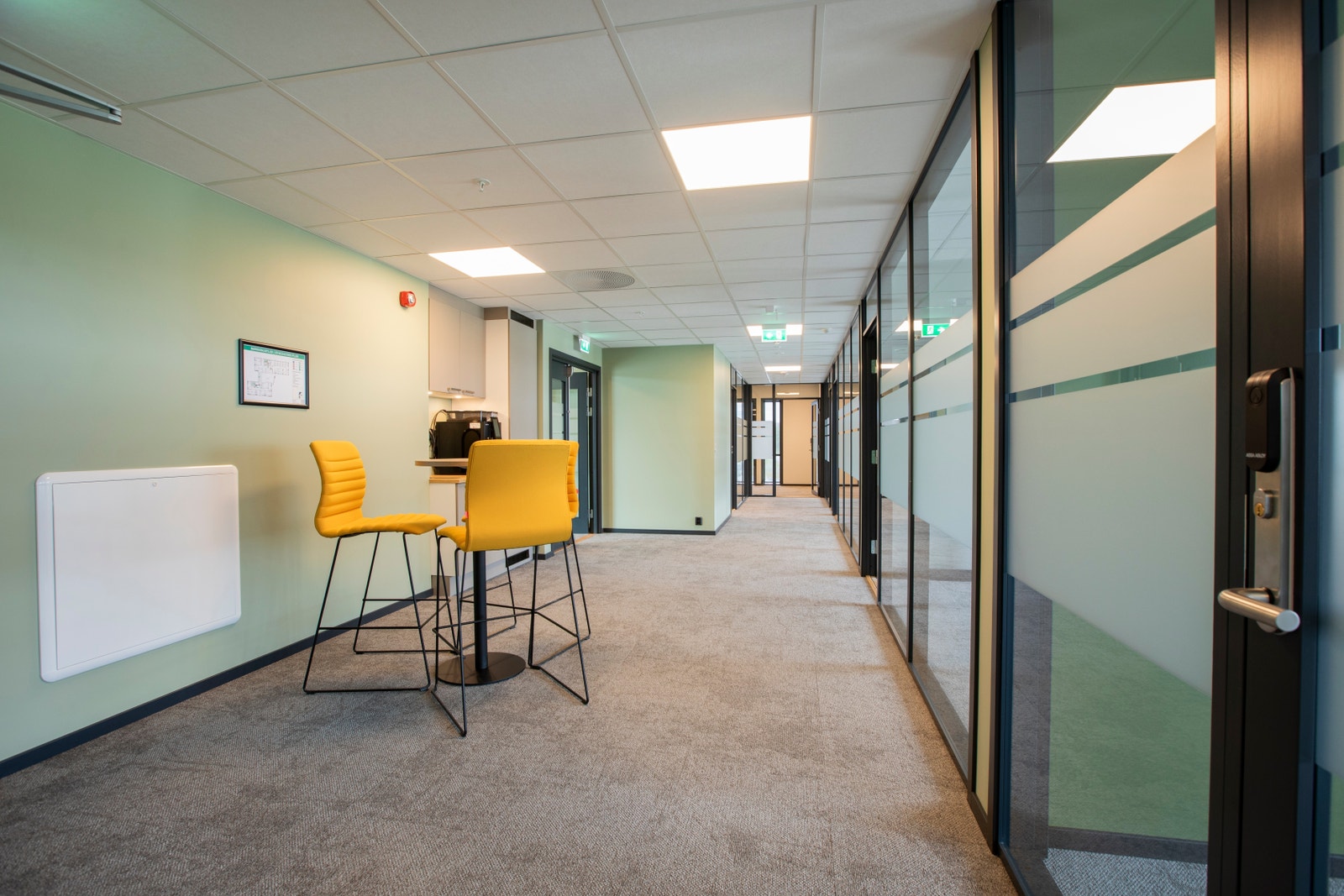 Hver etasje er ustyrt med et mindre kjøkken og kaffemaskin, men den absolutt beste kaffen er å finne i hjertet av Teknobygget i 1.etasje. Galleribilde