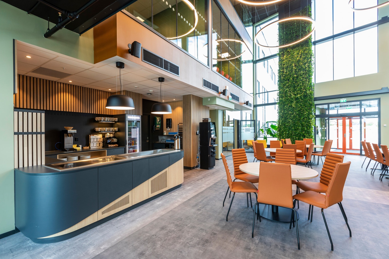 Kantine og fellesareal i hjertet av Teknobygget.
Komplett kantine utstyrt med storkjøkken funksjoner og lunsjservering mandag til fredag. Galleribilde