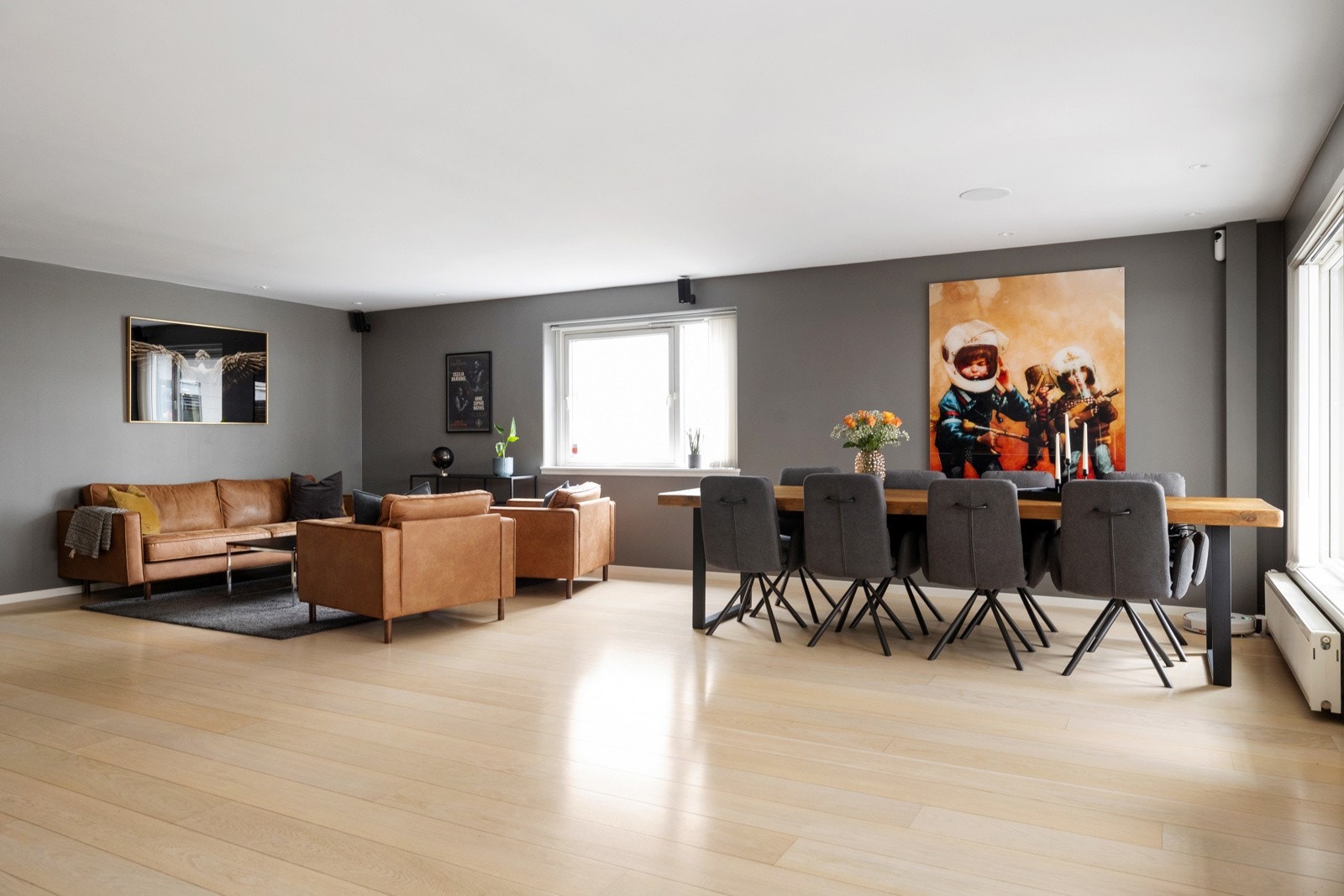 I stuen er det god plass til en sofagruppe med tilhørende tv-møblement, samt en spisestue Galleribilde
