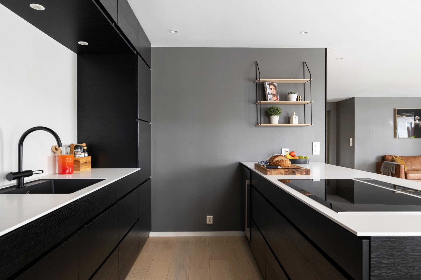 Kjøkkenet har oppvaskemaskin, stekeovn med microfunksjon, kaffemaskin, samt vinskap i kjøkken øy Galleribilde