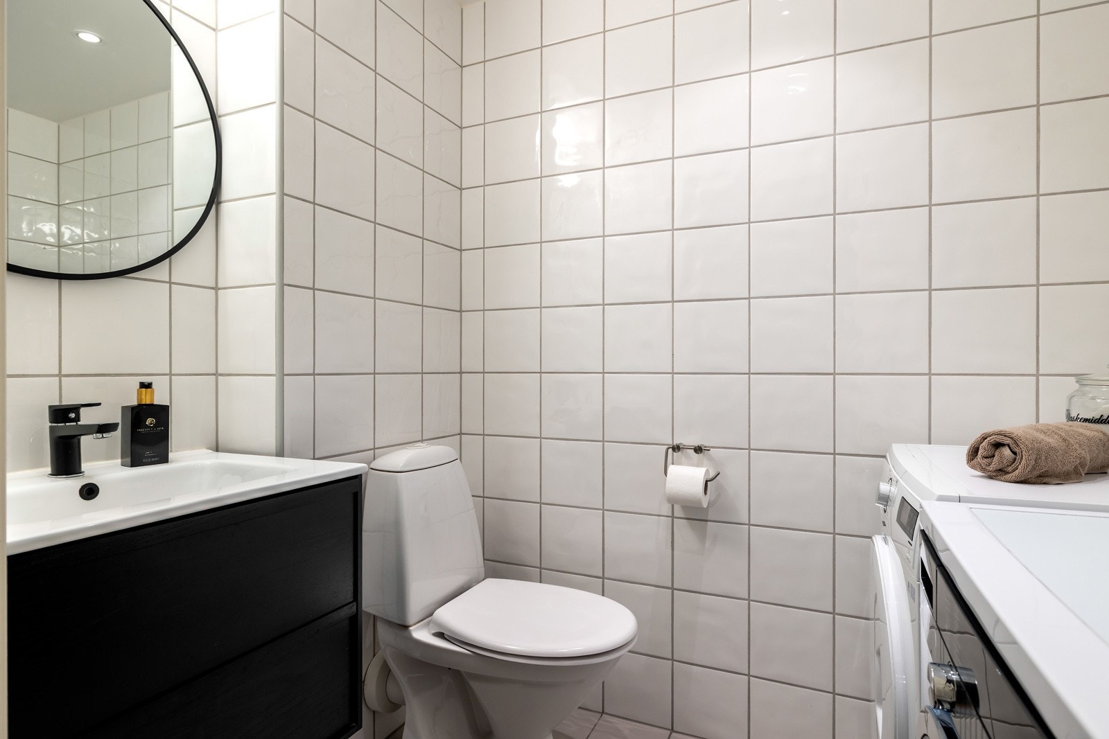 I leiligheten er det også et toalettrom med frittstående toalett, servantskap med servant og skuffer i underkant, samt opplegg for vaskemaskin Galleribilde