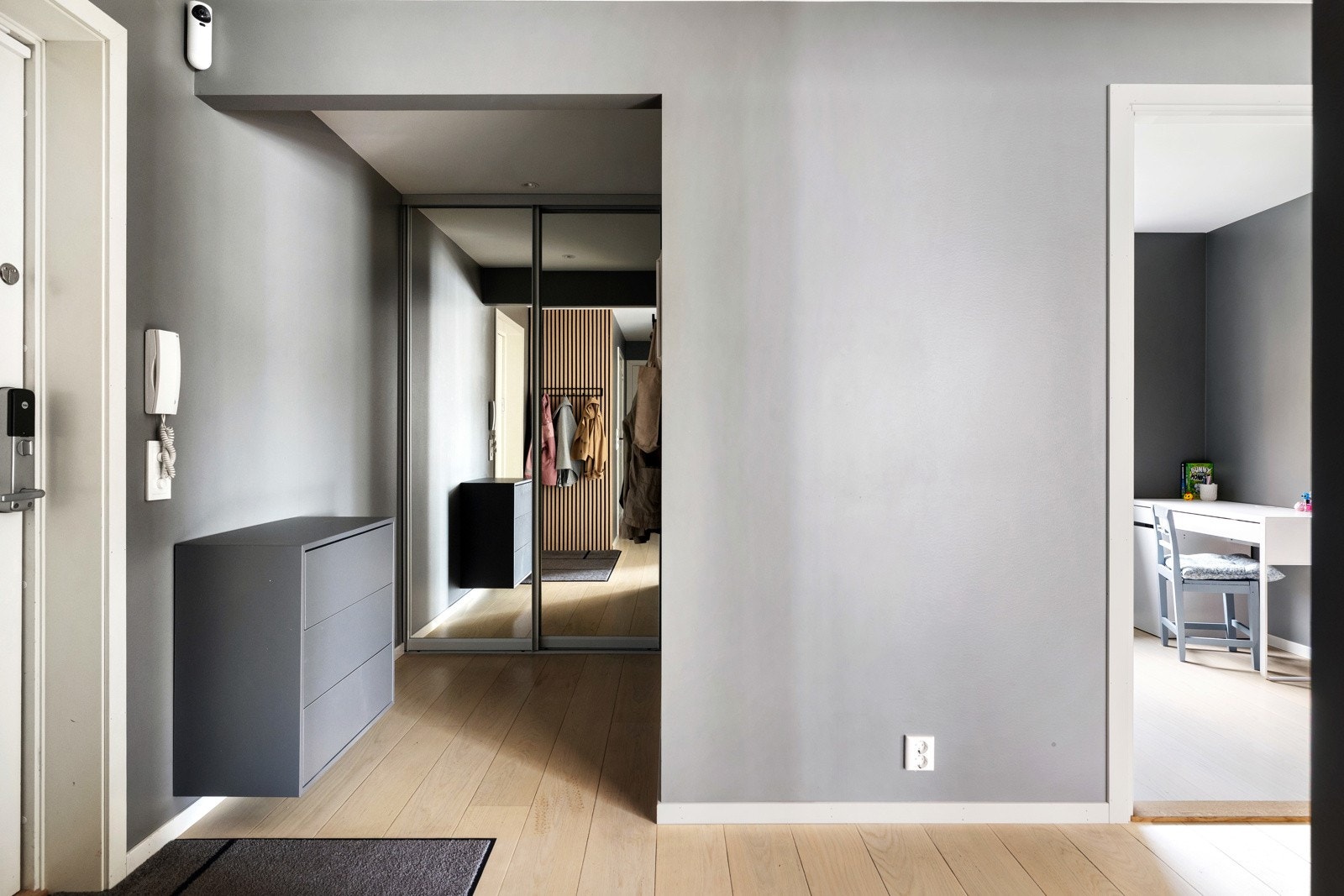 I tilkntyning til gangen er det et praktisk garderobeskap Galleribilde