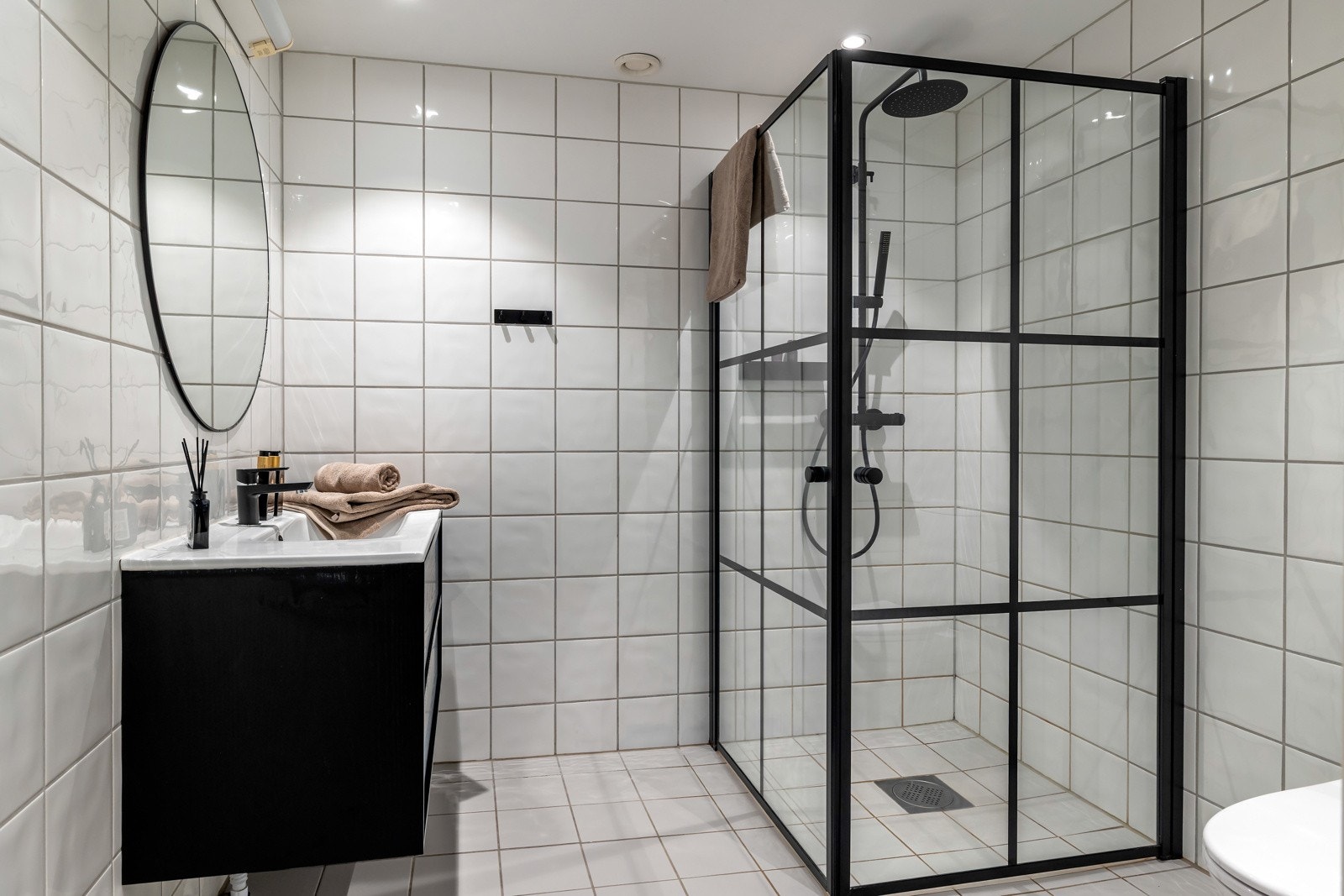 Badet har fliser på gulv og vegger Galleribilde