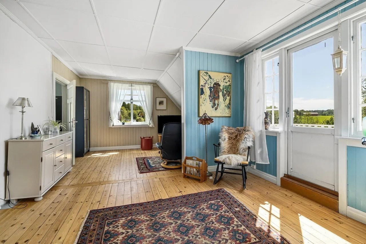 Loftstue med vedovn og direkte utgang til balkong. Galleribilde