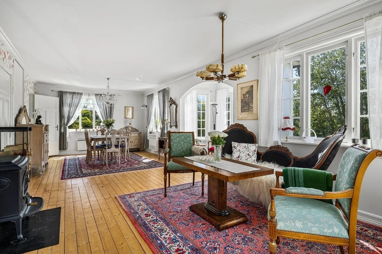 Romslig stue med varmepumpe og vedovn. Galleribilde