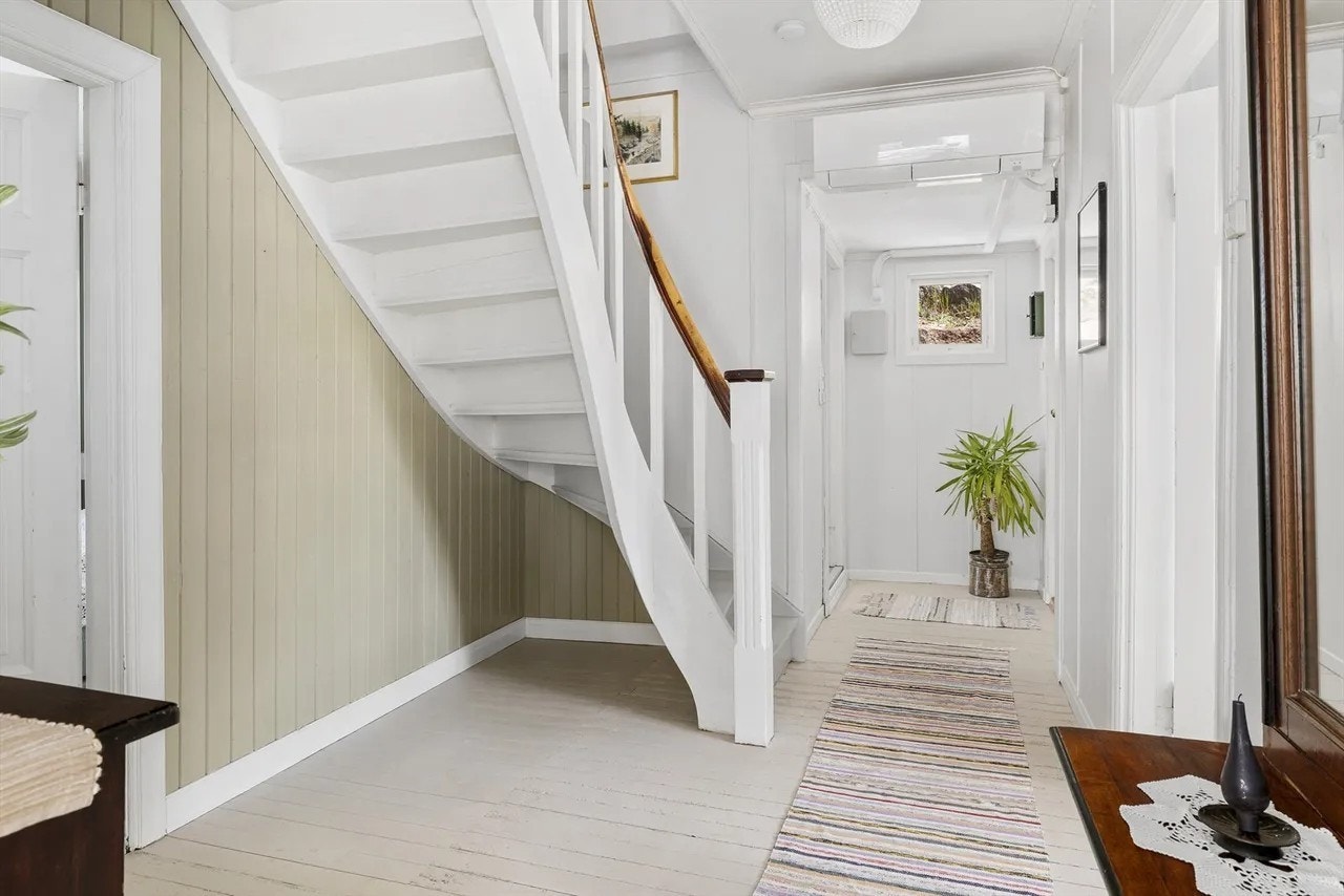 Entré med varmepumpe og god plass til sko og yttertøy. Galleribilde