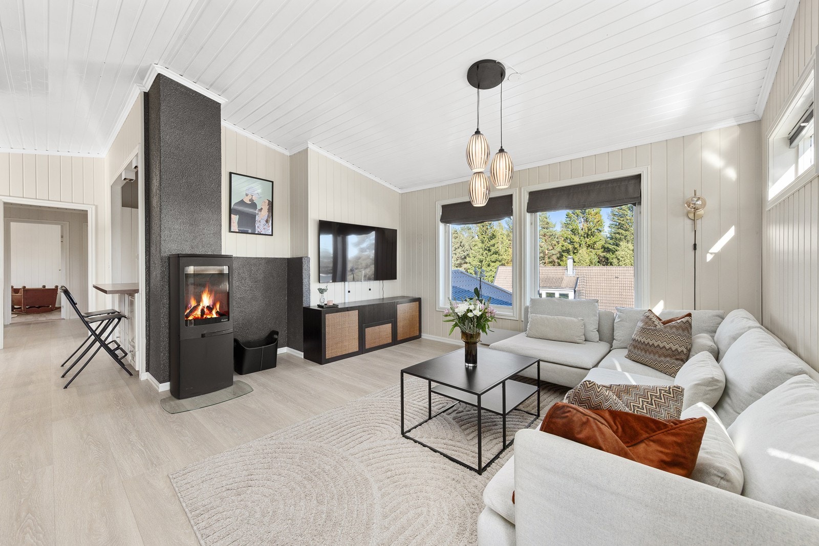 Lyse og innbydende rom gir en god atmosfære, og den gjennomtenkte planløsningen gjør det enkelt å kombinere familieliv, lek og sosiale sammenkomster. Galleribilde